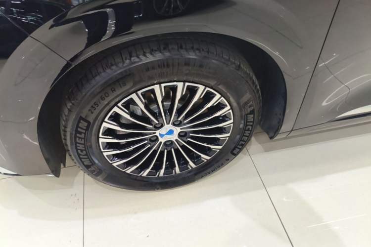 Used Denza D9 2025 DM-i Intelligent Drive 1020 Four-Wheel Drive Flagship Model Left Front Wheel Hub