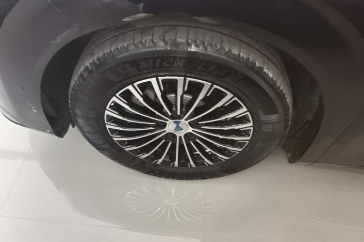 Used Denza D9 2025 DM-i Intelligent Drive 1020 Four-Wheel Drive Flagship Model Left Front Wheel Hub