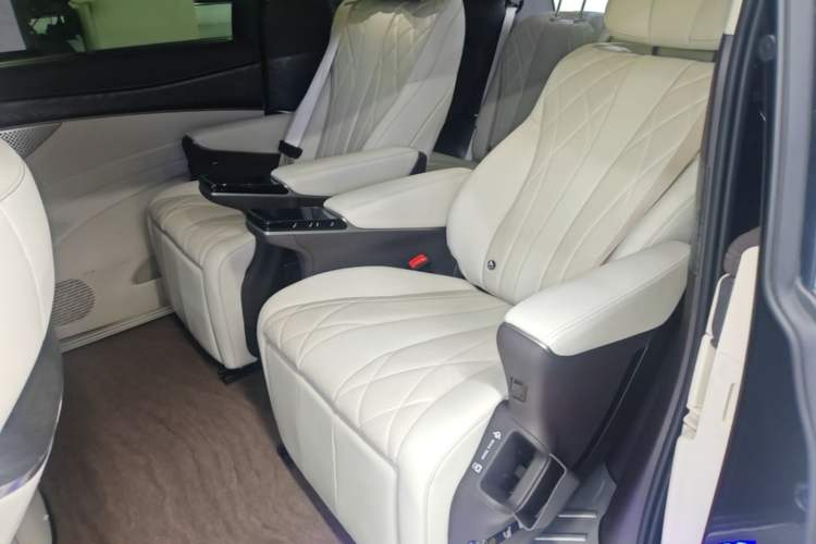 Used Denza D9 2025 DM-i Smart Drive 1020 Four-Wheel Drive Premium Model Left Rear Seat