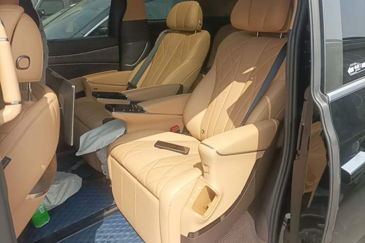 Used Denza D9 2025 DM-i Intelligent Drive 1020 Four-Wheel Drive Prestige Model Left Rear Seat