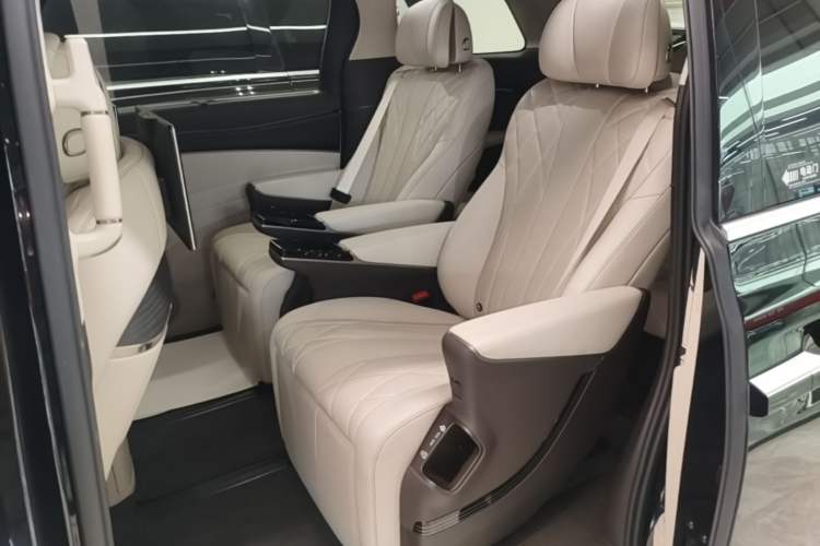 Used Denza D9 2025 DM-i Intelligent Drive 1020 Four-Wheel Drive Flagship Model Left Rear Seat