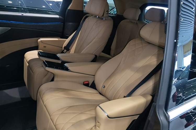 Used Denza D9 2025 DM-i Intelligent Drive 1020 Four-Wheel Drive Prestige Model Left Rear Seat