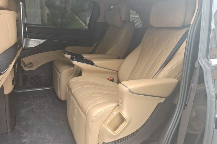 Used Denza D9 2025 DM-i Intelligent Drive 1020 Four-Wheel Drive Flagship Model Left Rear Seat