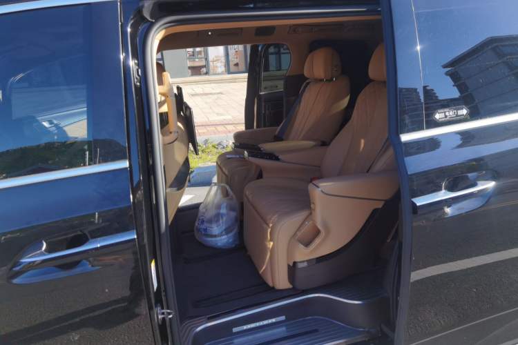 Used Denza D9 2025 DM-i Intelligent Drive 1020 Four-Wheel Drive Prestige Model Left Rear Seat