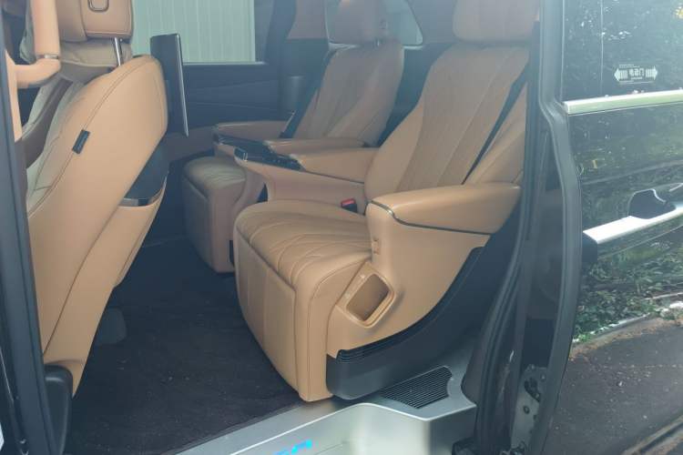 Used Denza D9 2025 DM-i Intelligent Drive 1020 Four-Wheel Drive Prestige Model Left Rear Seat