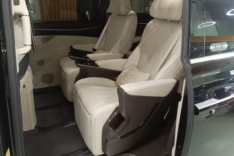 Used Denza D9 2025 DM-i Intelligent Drive 1020 Four-Wheel Drive Flagship Model Left Rear Seat