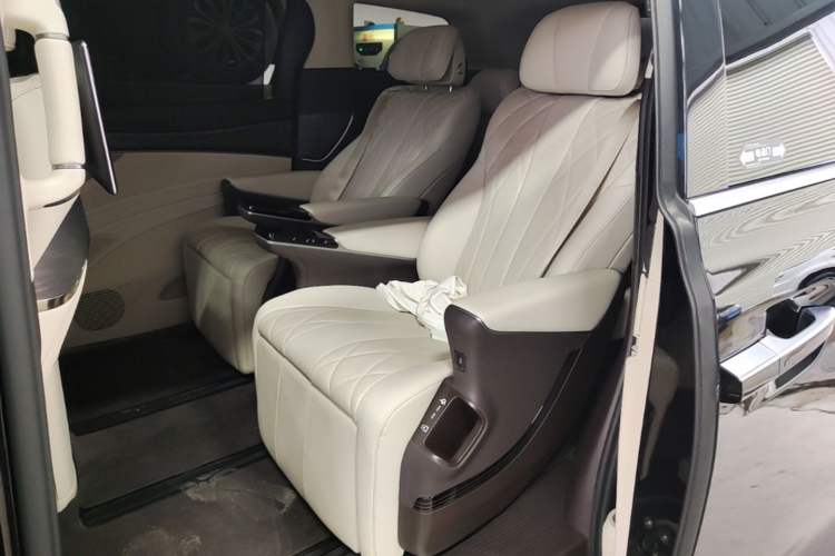 Used Denza D9 2025 DM-i Intelligent Drive 1020 Four-Wheel Drive Prestige Model Left Rear Seat