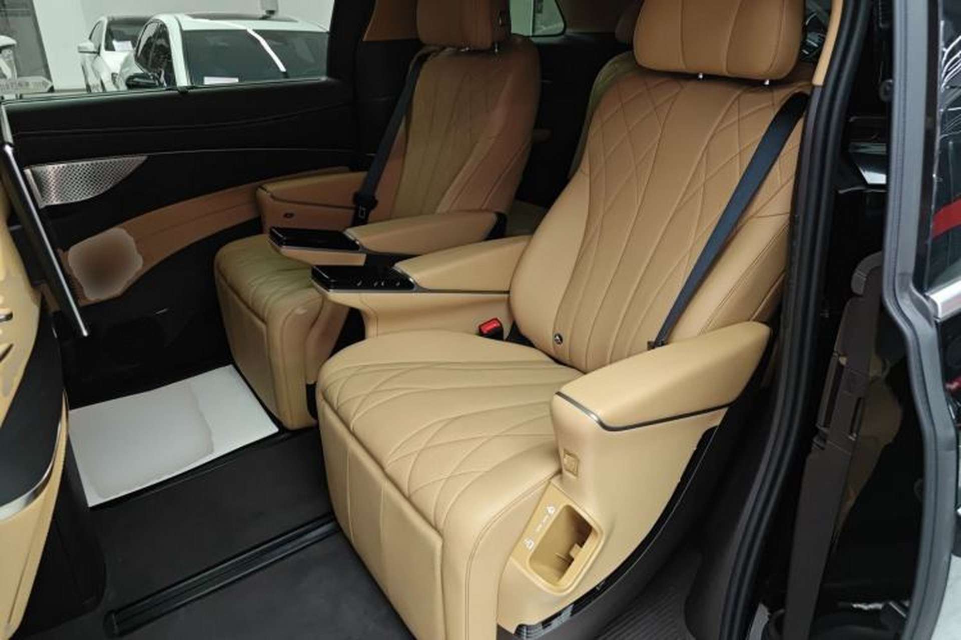 Used Denza D9 2025 DM-i Intelligent Drive 1020 Four-Wheel Drive Flagship Model Left Rear Seat