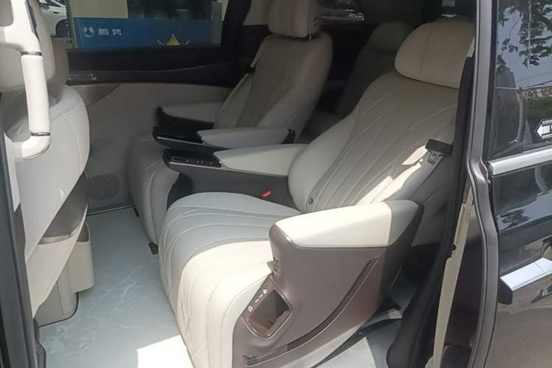 Used Denza D9 2025 DM-i Smart Drive 1020 Four-Wheel Drive Deluxe Model Left Rear Seat