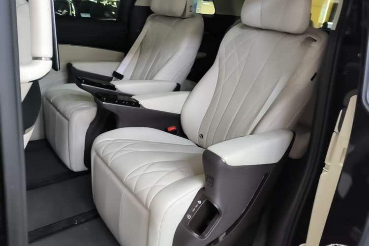 Used Denza D9 2025 DM-i Intelligent Drive 1020 Four-Wheel Drive Flagship Model Left Rear Seat