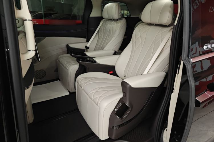 Used Denza D9 2025 DM-i Intelligent Drive 1020 Four-Wheel Drive Flagship Model Left Rear Seat