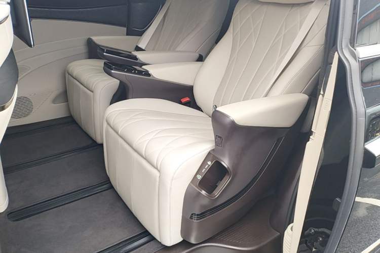 Used Denza D9 2025 DM-i Intelligent Drive 1020 Four-Wheel Drive Prestige Model Left Rear Seat