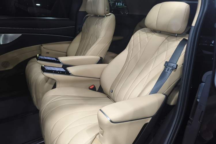 Used Denza D9 2025 DM-i Smart Drive 1020 Four-Wheel Drive Deluxe Model Left Rear Seat