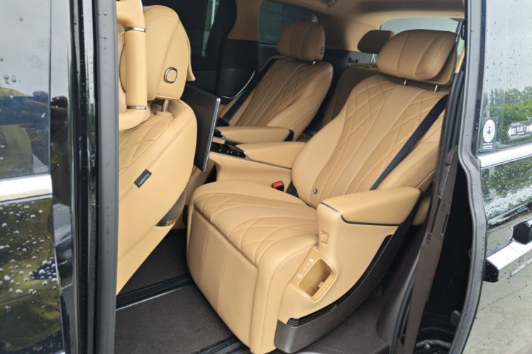 Used Denza D9 2025 DM-i Smart Drive 1020 Four-Wheel Drive Deluxe Model Left Rear Seat