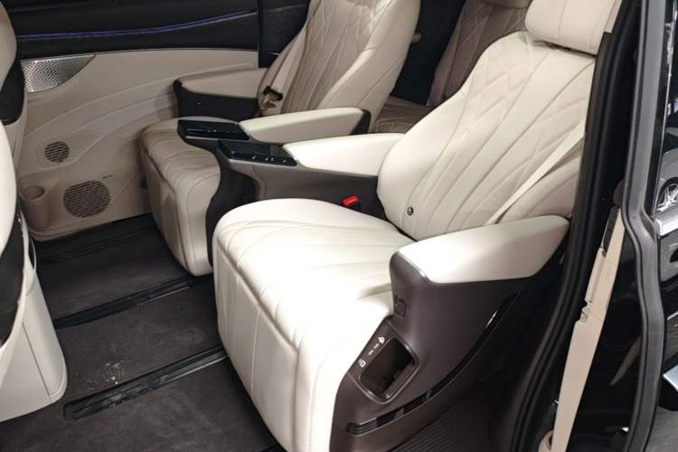 Used Denza D9 2025 DM-i Smart Drive 1020 Four-Wheel Drive Premium Model Left Rear Seat