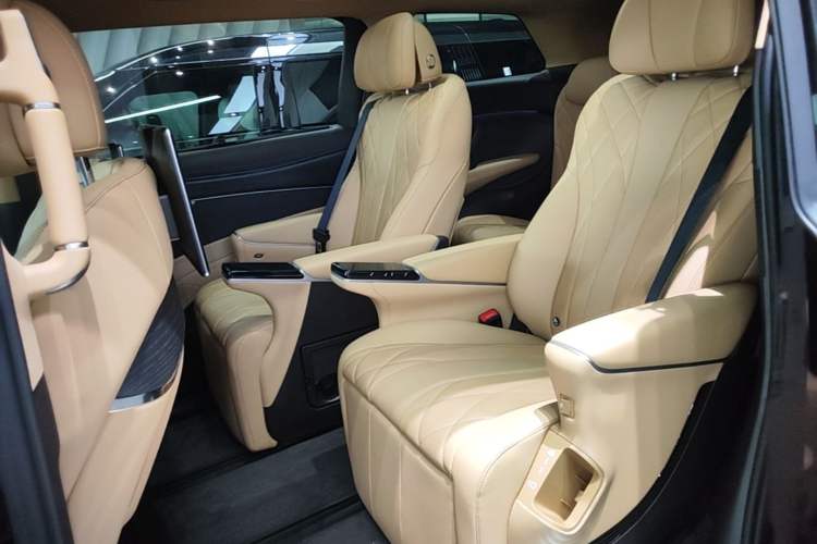 Used Denza D9 2025 DM-i Intelligent Drive 1020 Four-Wheel Drive Flagship Model Left Rear Seat