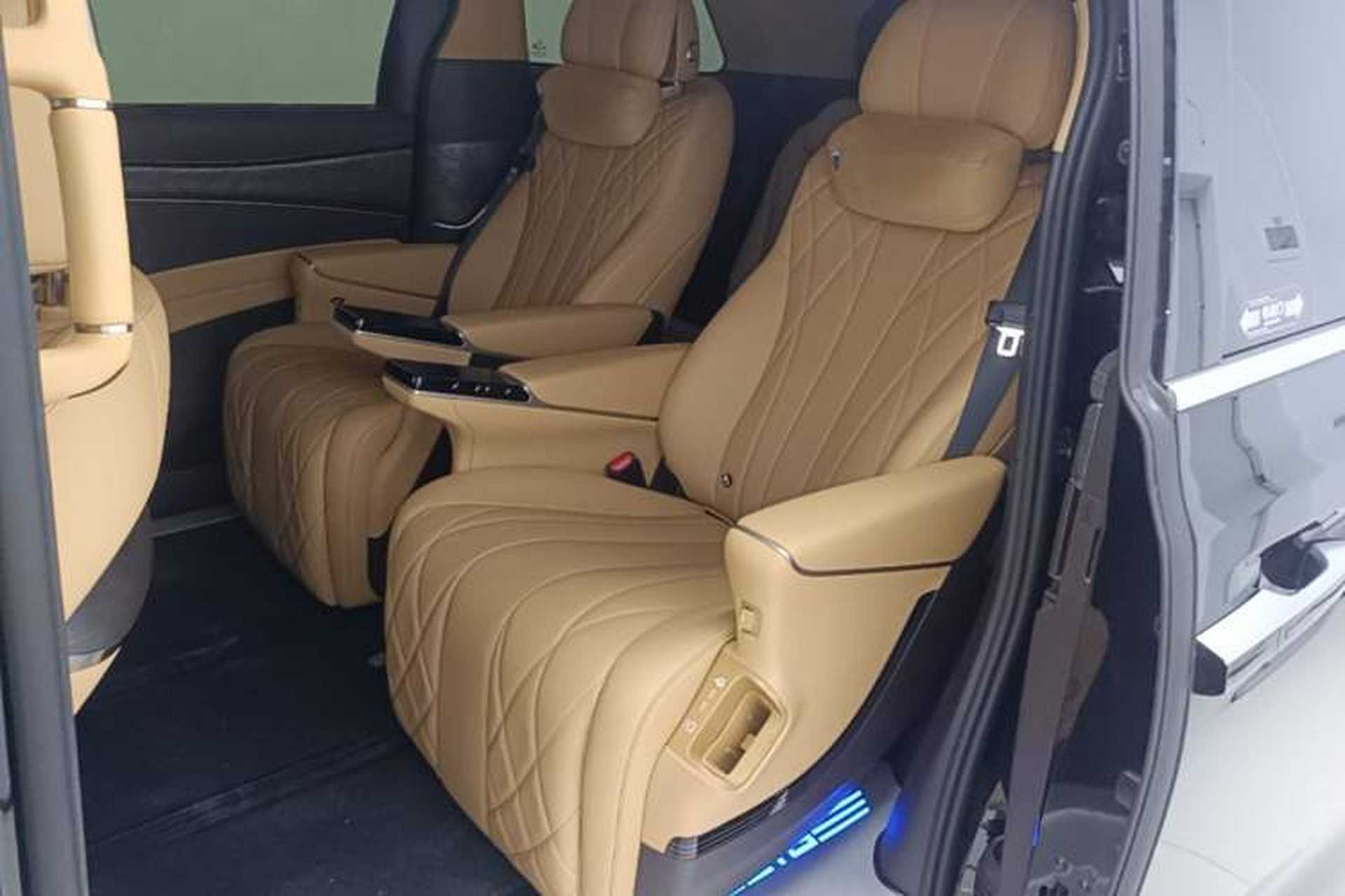 Used Denza D9 2025 DM-i Smart Drive 1020 Four-Wheel Drive Deluxe Model Left Rear Seat
