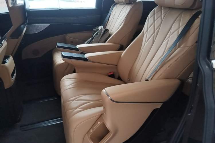 Used Denza D9 2025 DM-i Intelligent Drive 1020 Four-Wheel Drive Prestige Model Left Rear Seat