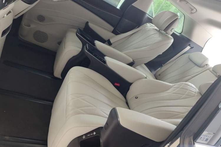 Used Denza D9 2025 DM-i Intelligent Drive 1020 Four-Wheel Drive Prestige Model Left Rear Seat
