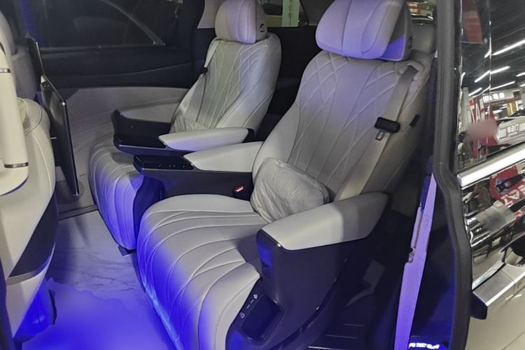 Used Denza D9 2025 DM-i Smart Drive 1020 Four-Wheel Drive Deluxe Model Left Rear Seat