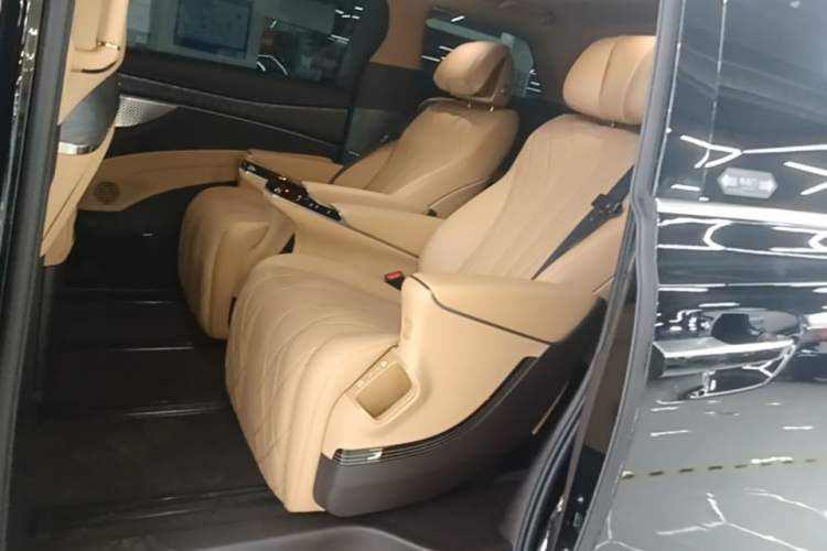 Used Denza D9 2025 DM-i Smart Drive 1020 Four-Wheel Drive Deluxe Model Left Rear Seat