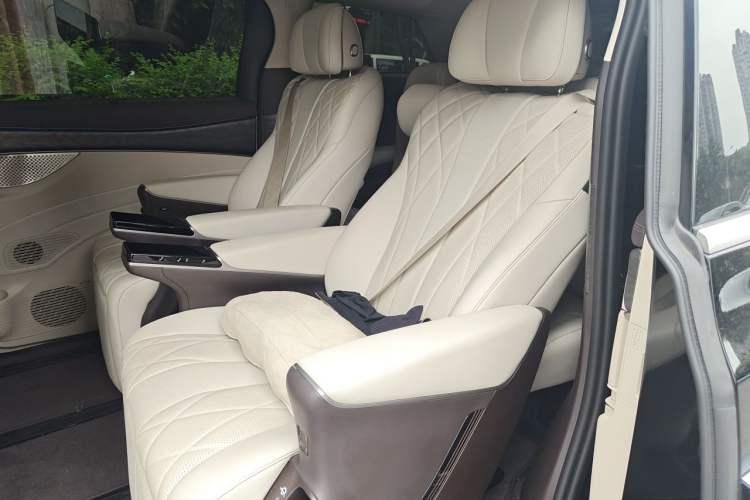 Used Denza D9 2025 DM-i Smart Drive 1020 Four-Wheel Drive Premium Model Left Rear Seat
