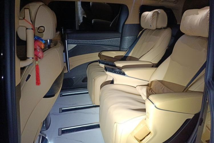 Used Denza D9 2025 DM-i Intelligent Drive 1020 Four-Wheel Drive Prestige Model Left Rear Seat