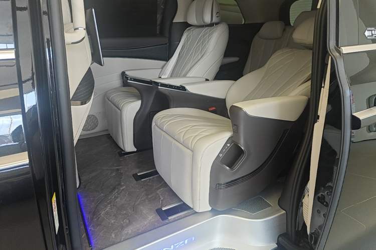 Used Denza D9 2025 DM-i Intelligent Drive 1020 Four-Wheel Drive Flagship Model Left Rear Seat