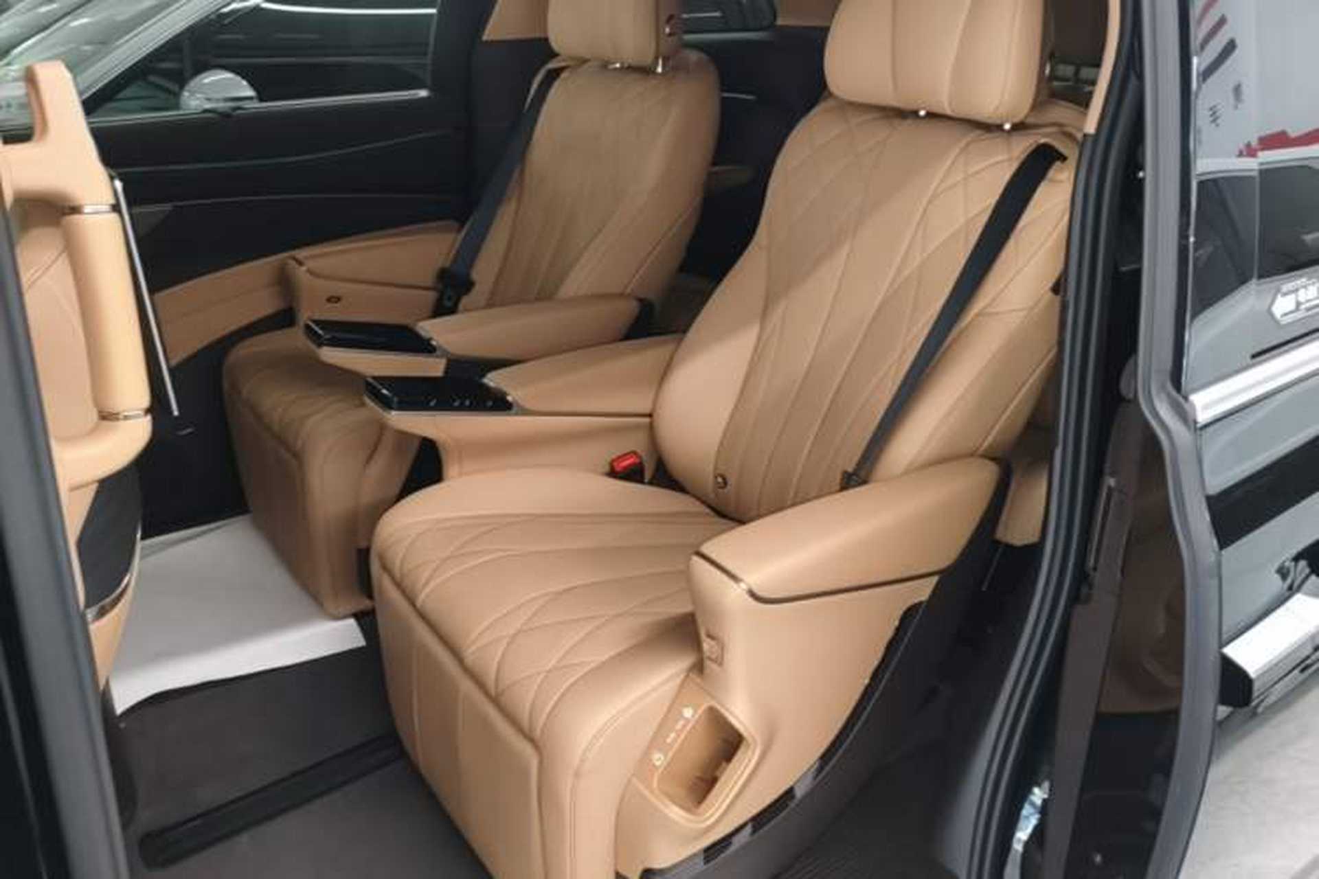 Used Denza D9 2025 DM-i Intelligent Drive 1020 Four-Wheel Drive Flagship Model Left Rear Seat