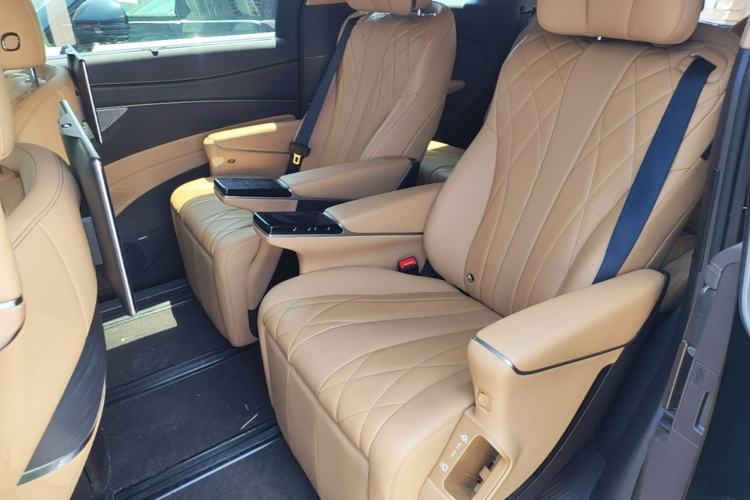 Used Denza D9 2025 DM-i Intelligent Drive 1020 Four-Wheel Drive Flagship Model Left Rear Seat