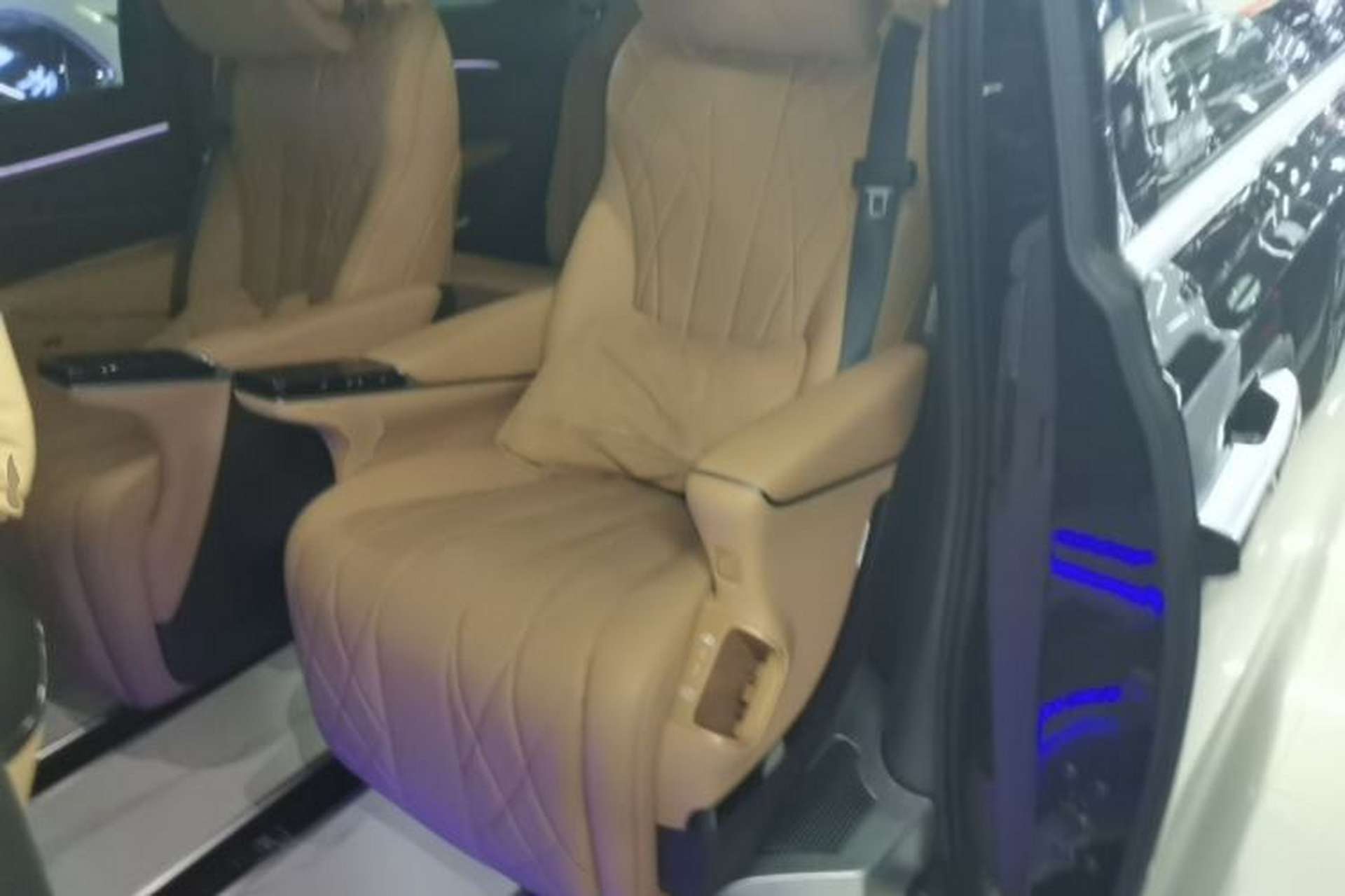 Used Denza D9 2025 Model DM-i Four-Wheel Drive Prestige Edition Left Rear Seat