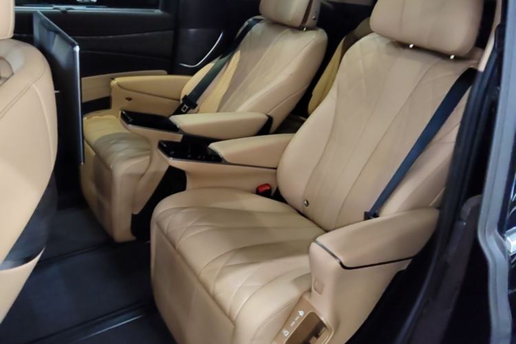 Used Denza D9 2025 DM-i Intelligent Drive 1020 Four-Wheel Drive Prestige Model Left Rear Seat