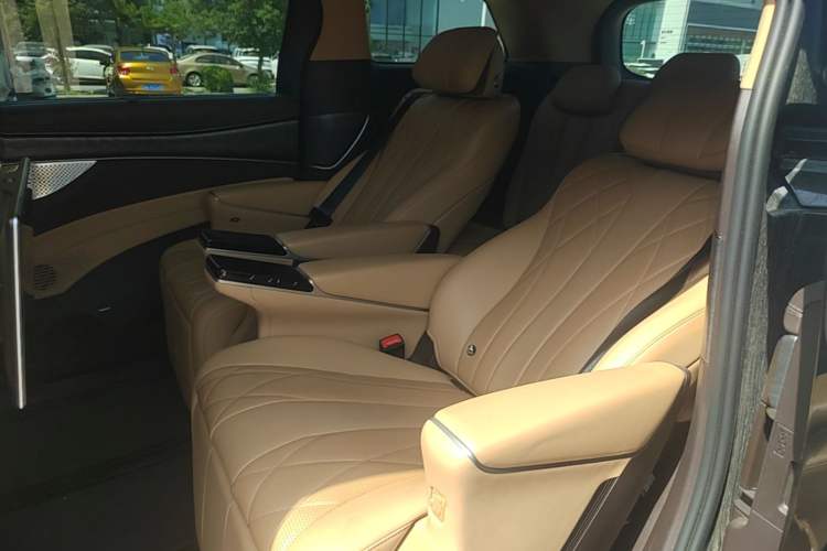 Used Denza D9 2025 DM-i Intelligent Drive 1020 Four-Wheel Drive Prestige Model Left Rear Seat