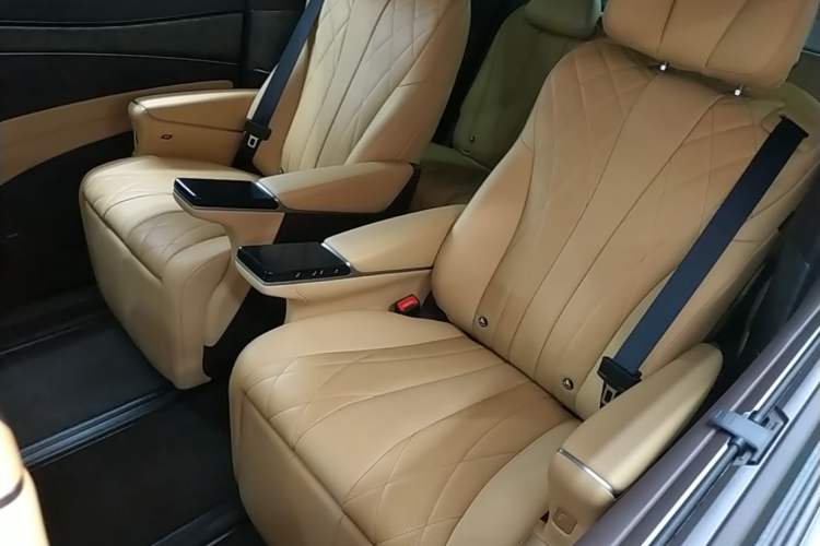 Used Denza D9 2025 DM-i Intelligent Drive 1020 Four-Wheel Drive Prestige Model Left Rear Seat
