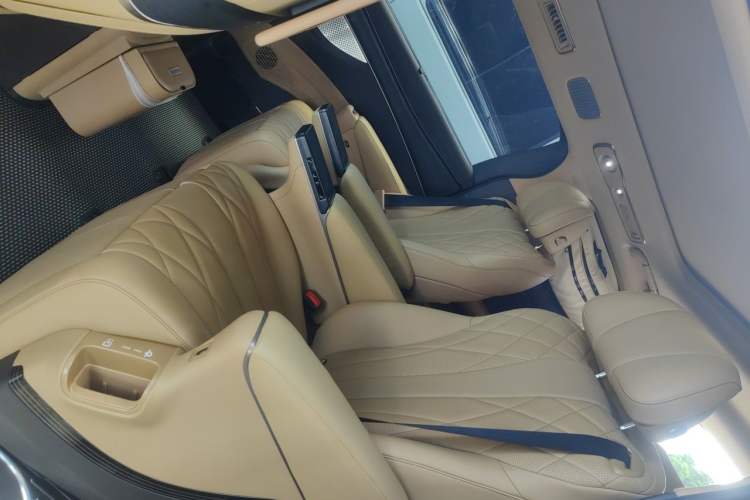 Used Denza D9 2025 DM-i Intelligent Drive 1020 Four-Wheel Drive Flagship Model Left Rear Seat