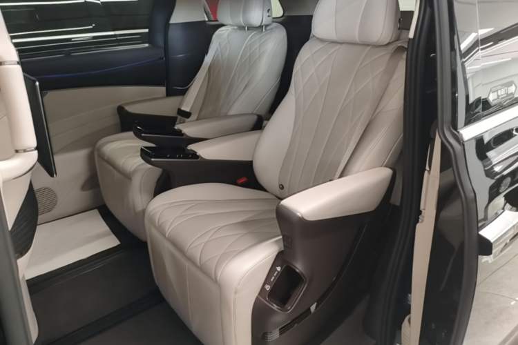 Used Denza D9 2025 DM-i Intelligent Drive 1020 Four-Wheel Drive Flagship Model Left Rear Seat