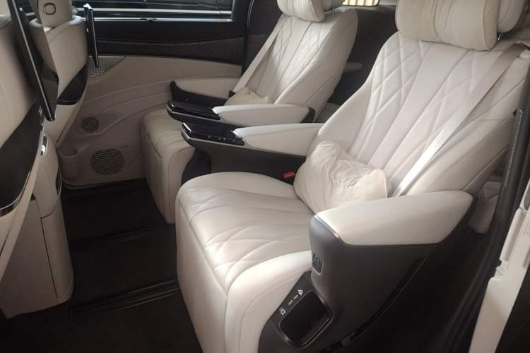 Used Denza D9 2025 DM-i Intelligent Drive 1020 Four-Wheel Drive Prestige Model Left Rear Seat