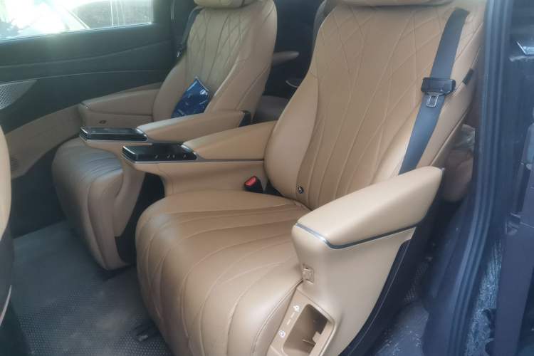 Used Denza D9 2025 DM-i Smart Drive 1020 Four-Wheel Drive Deluxe Model Left Rear Seat