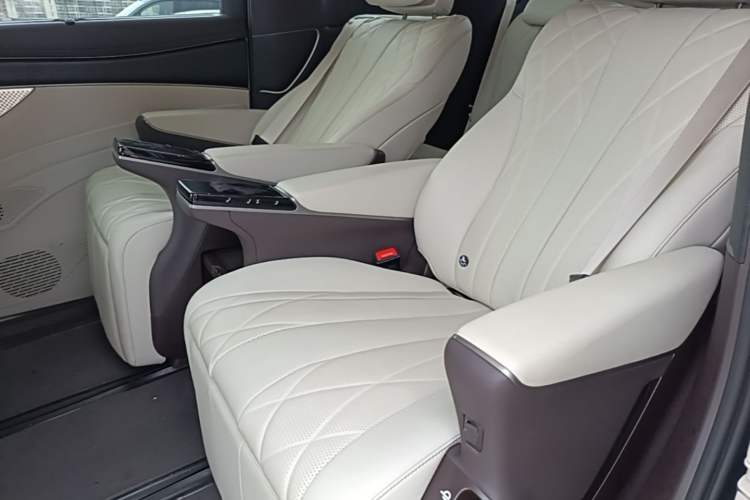 Used Denza D9 2025 DM-i Intelligent Drive 1020 Four-Wheel Drive Flagship Model Left Rear Seat