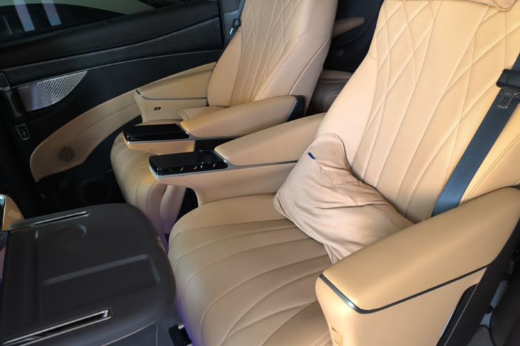 Used Denza D9 2025 DM-i Smart Drive 1020 Four-Wheel Drive Deluxe Model Left Rear Seat