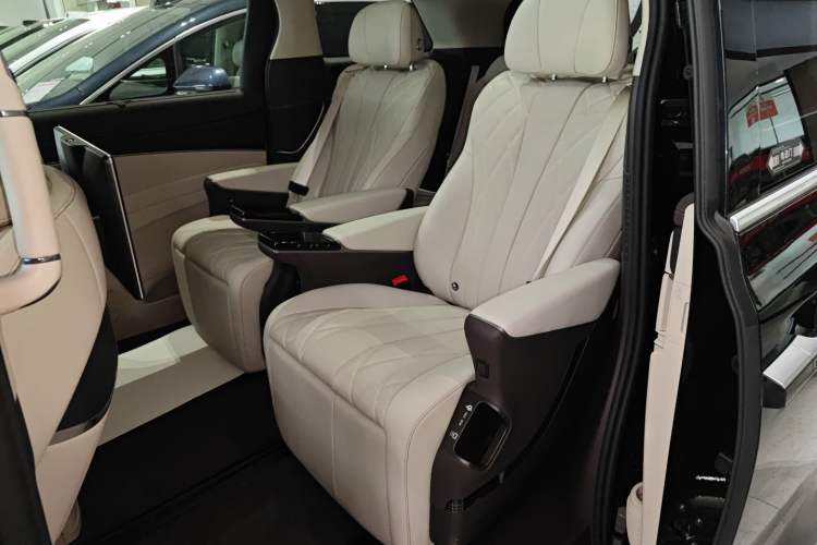 Used Denza D9 2025 DM-i Intelligent Drive 1020 Four-Wheel Drive Flagship Model Left Rear Seat