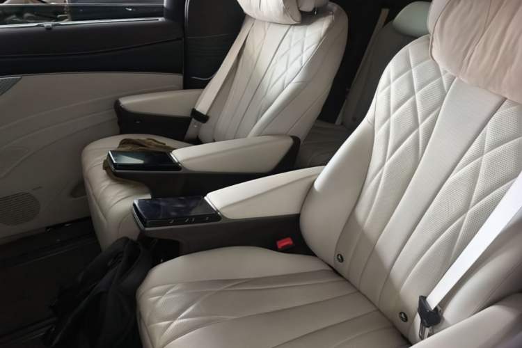 Used Denza D9 2025 DM-i Intelligent Drive 1020 Four-Wheel Drive Flagship Model Left Rear Seat