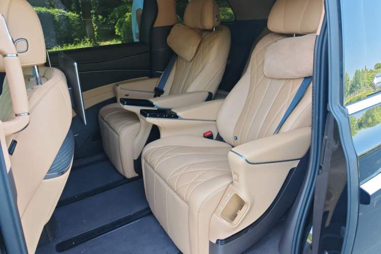 Used Denza D9 2025 DM-i Intelligent Drive 1020 Four-Wheel Drive Flagship Model Left Rear Seat