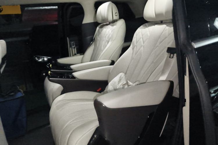 Used Denza D9 2025 DM-i Smart Drive 1020 Four-Wheel Drive Deluxe Model Left Rear Seat