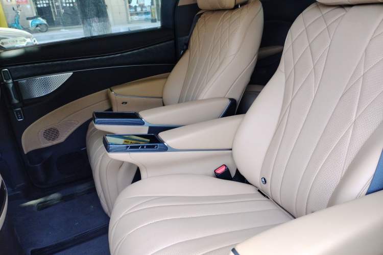 Used Denza D9 2025 DM-i Smart Drive 1020 Four-Wheel Drive Deluxe Model Left Rear Seat