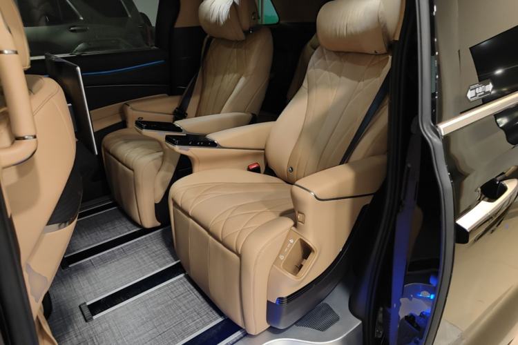 Used Denza D9 2025 DM-i Intelligent Drive 1020 Four-Wheel Drive Flagship Model Left Rear Seat