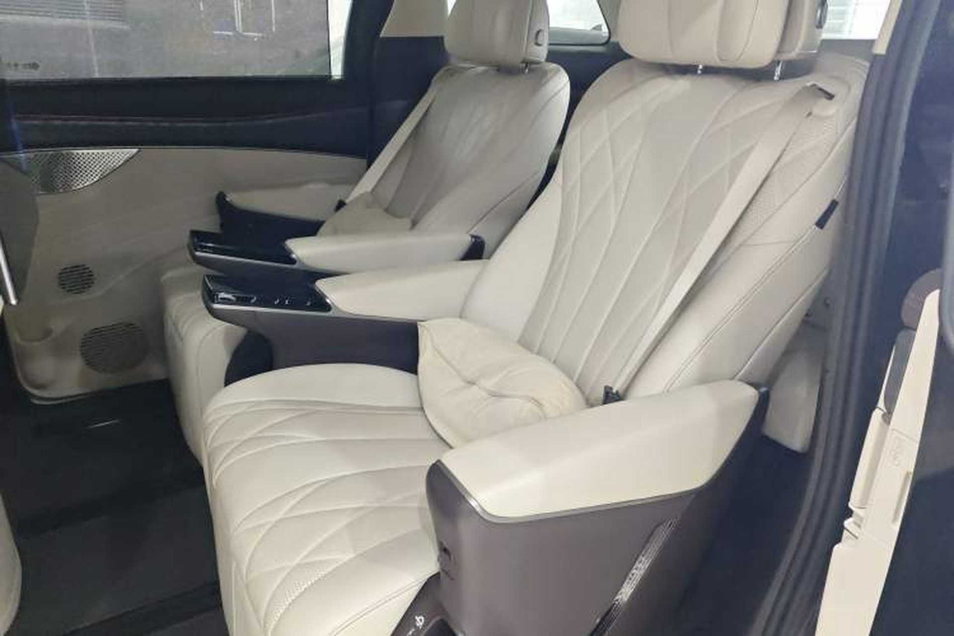 Used Denza D9 2025 DM-i Intelligent Drive 1020 Four-Wheel Drive Prestige Model Left Rear Seat