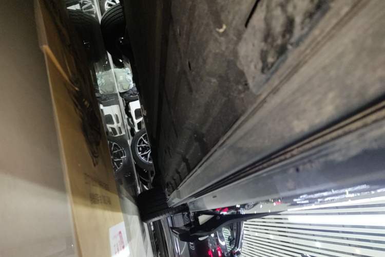 Used Denza D9 2025 DM-i Intelligent Drive 1020 Four-Wheel Drive Flagship Model Left Side Sill