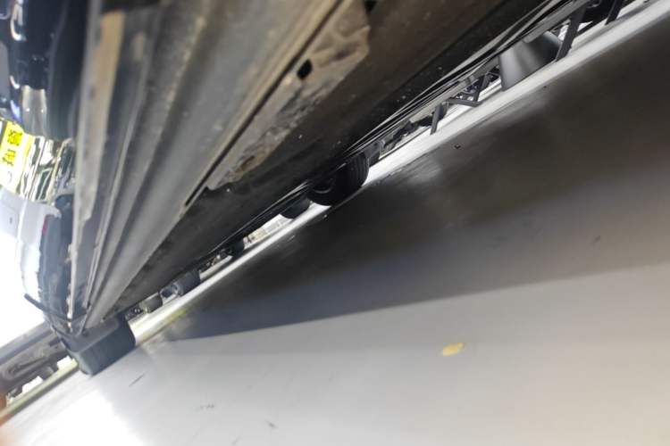 Used Denza D9 2025 DM-i Smart Drive 1020 Four-Wheel Drive Premium Model Left Side Sill