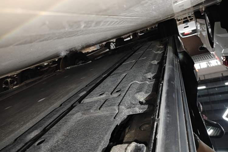 Used Denza D9 2025 DM-i Intelligent Drive 1020 Four-Wheel Drive Prestige Model Left Side Sill